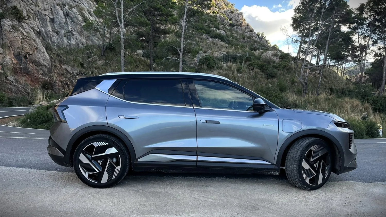 Die J-förmig gezeichnete Seitenlinie betont Dynamik und hebt den Elektro-SUV optisch von seinem französischen Plattformbruder ab.